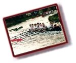 Men's 1st VIII chase down Queens' in the 1997 Lent Bumps [109KB].